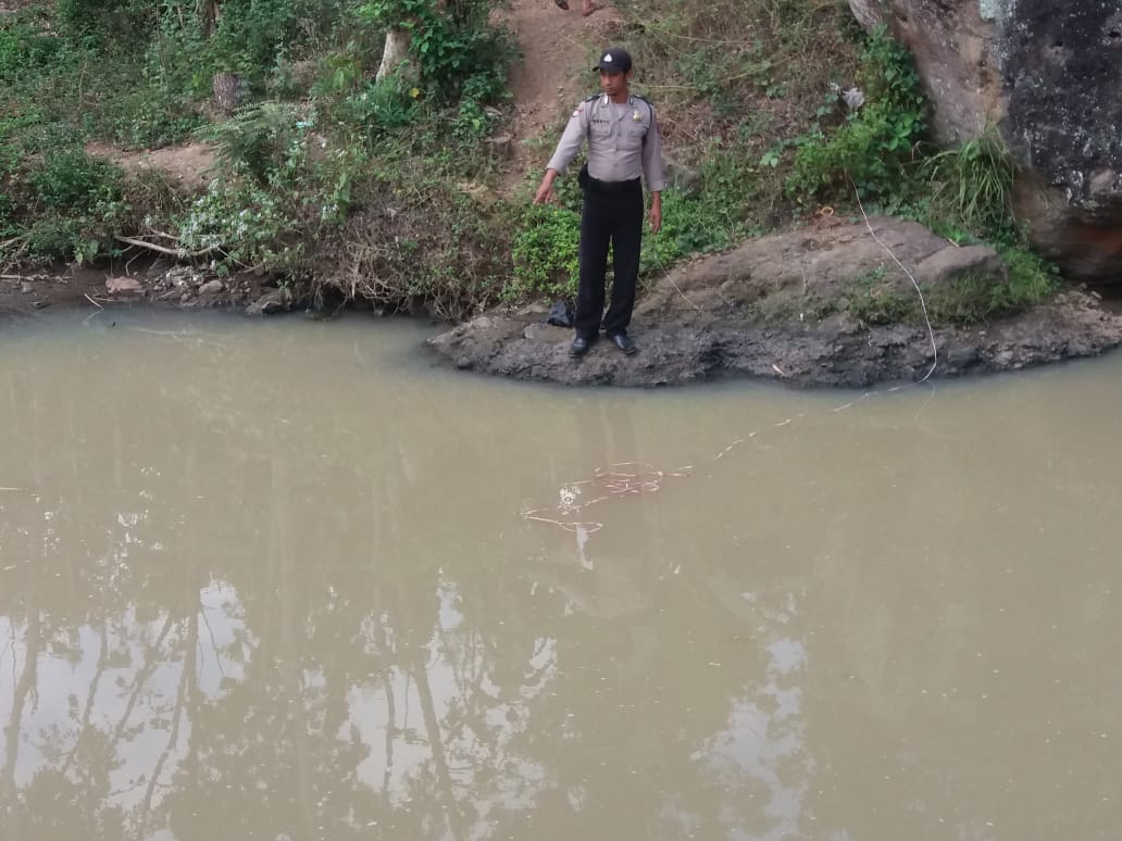 Petugas menunjukkan lokasi kejadian.