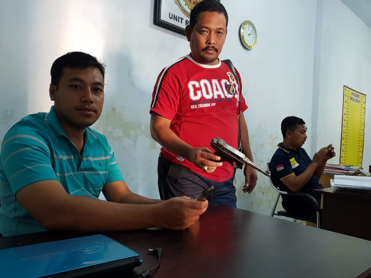 Petugas menunjukkan Senpi jenis mouser.