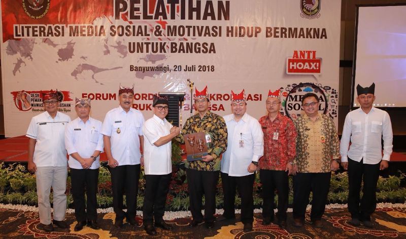 Bupati Anas dan Deputi VI/Wakesbang Kemenko Polhukam Arief Poerboyo Moekiyat/Foto: istimewa