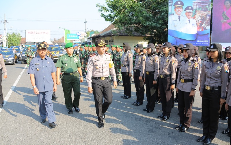 Wabup Ponorogo dan Kapolres saat meninjau pasukan saat apel pengamanan Pilkades/Foto: Mita Kusuma