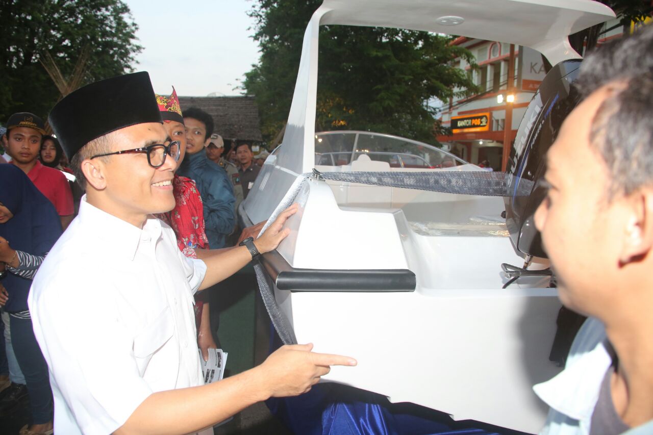 Bupati Banyuwangi saat meninjau karya inovasi para peserta/Foto: Hafiluddin Ahmad