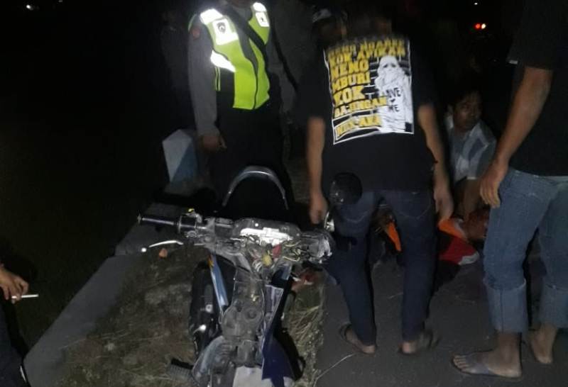 Pihak kepolisian dan warga membantu evakuasi Mbak Soeran/Foto: istimewa