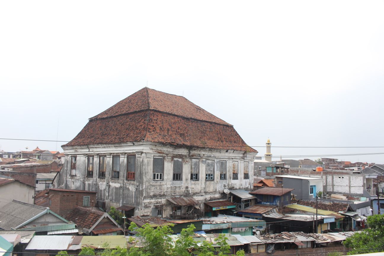 Bangunan Gedung 'Hantu' Kupang yang terlihat menonjol dari bangunan lainnya.