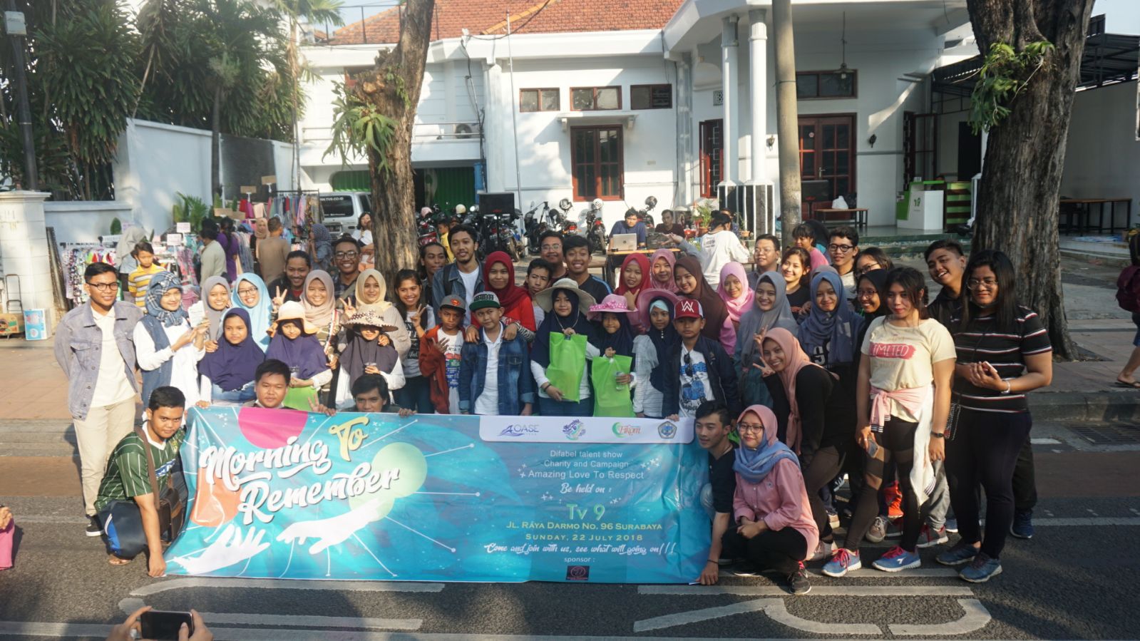 Mahasiswa Unitomo berfoto bersama dengan siswa SLB di Taman Bungkul.