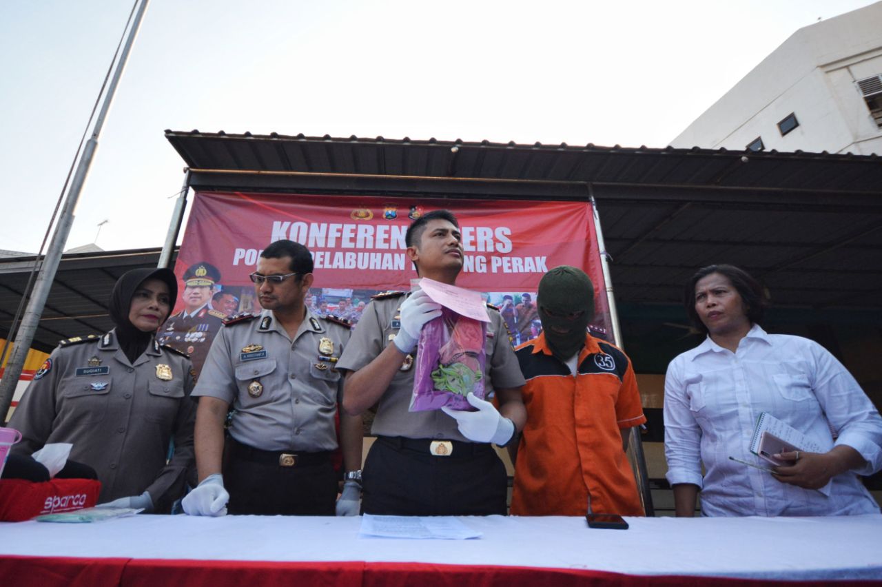 Petugas menunjukkan tersangka dan barang bukti.