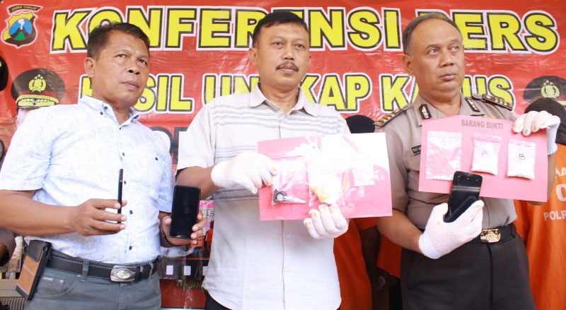 Polisi membeberkan barang bukti Pil koplo yang akan diedarkan kepada para pelajar Ngawi/Foto: Mita Kusuma