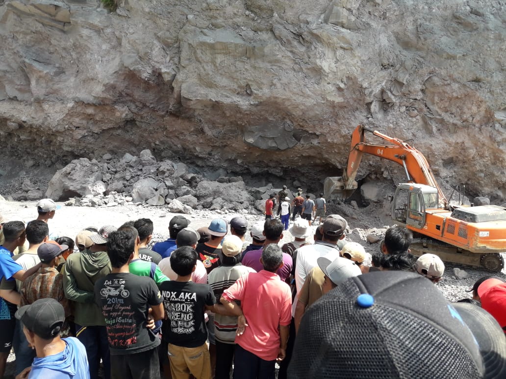 Proses evakuasi korban di area reruntuhan tambang batu.