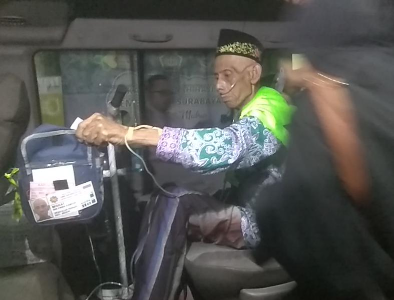 Miskat saat menggunakan alat bantu pernafasan.