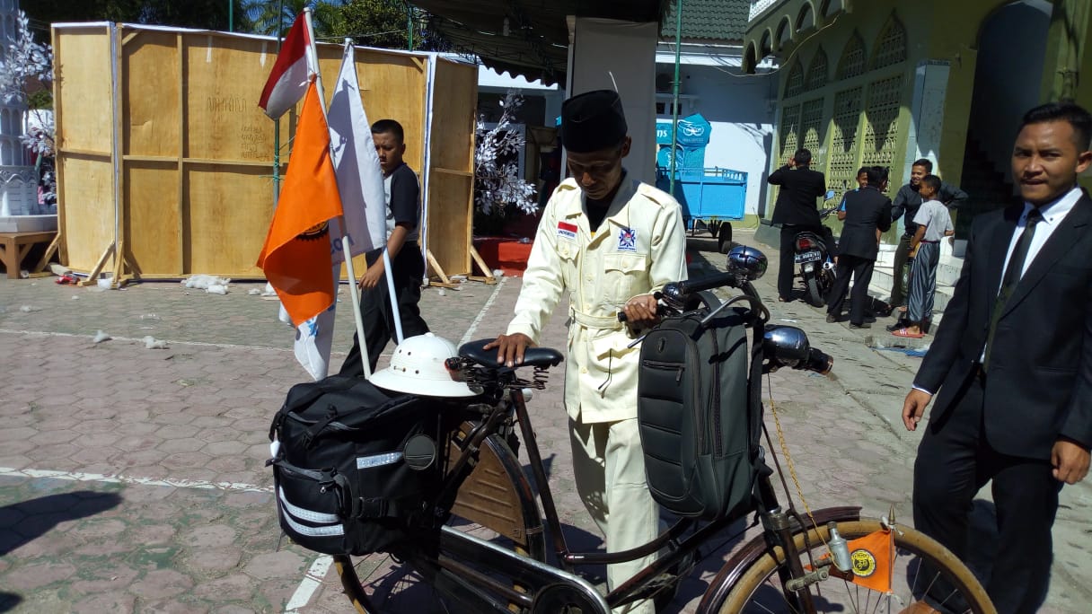 Muhammad Juni bersama sepeda tuanya.