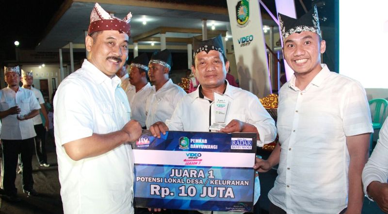Wabup Banyuwangi, Yusuf Widyatmoko saat memberikan hadiah kepada pemenang/Foto: Hafiluddin Ahmad 