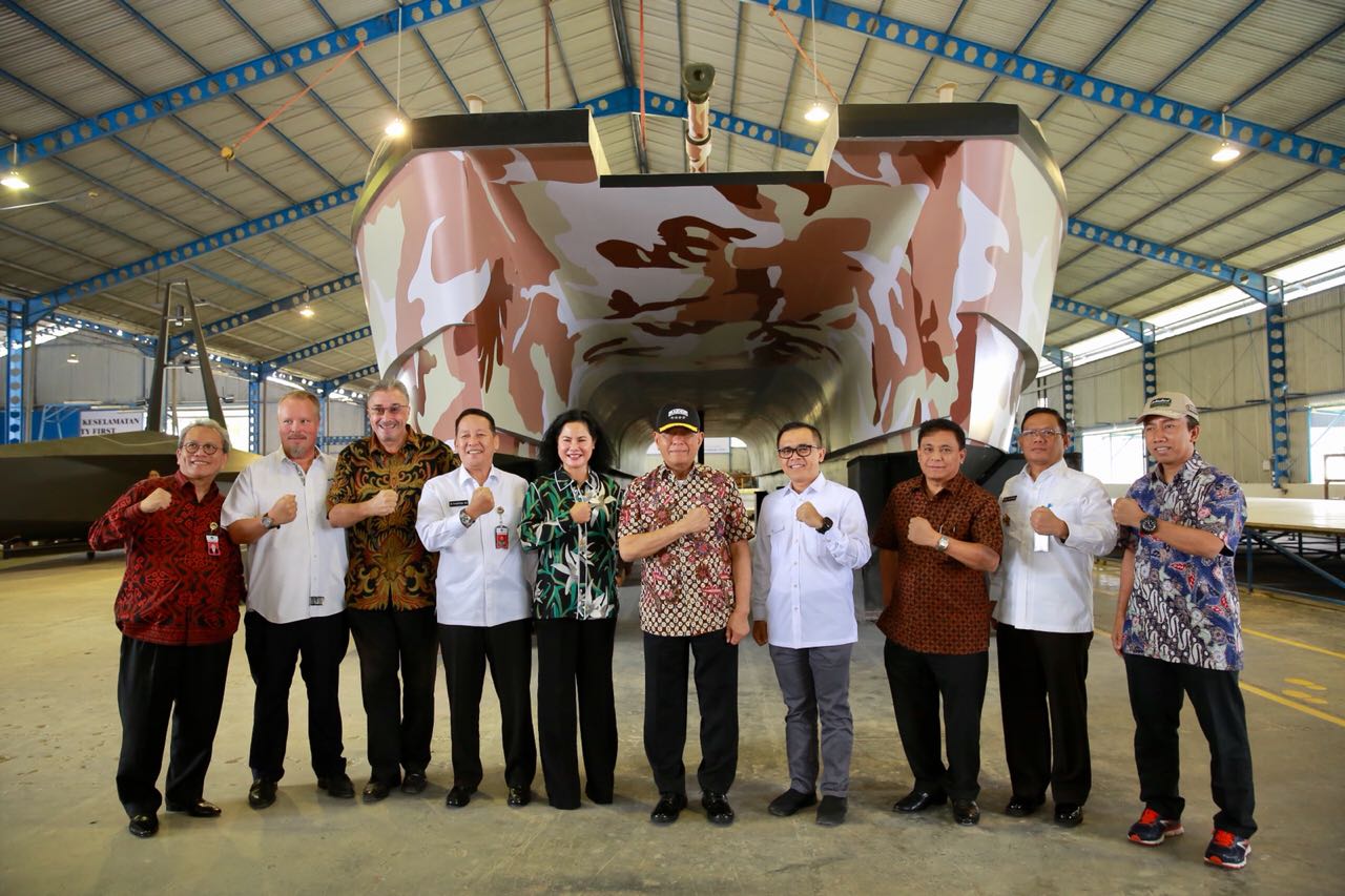 Bupati Anas dan Menhan Jenderal TNI (Purn) Ryamirzad Ryacudu, meninjau tank boat