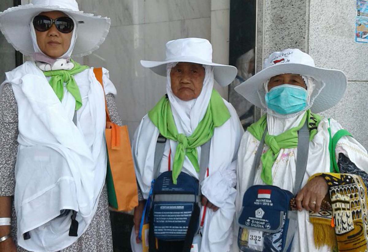 Mbah Supinah (tengah) bersama Siti Aisyah (kiri) dan jamaah haji lainnya.