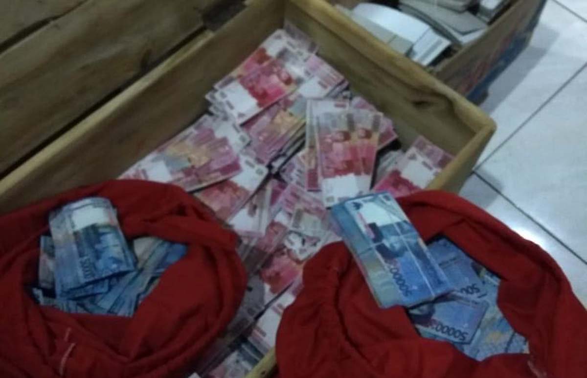 Barang bukti yang digunakan tersangka untuk melakukan aksinya