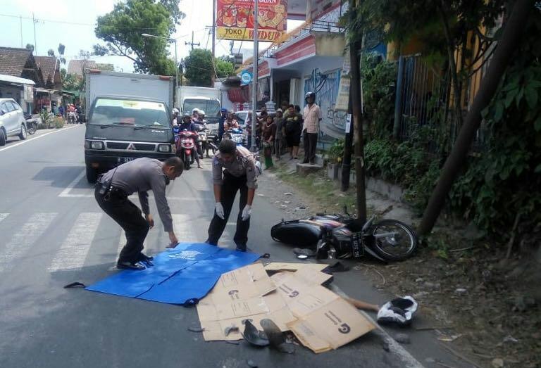 Korban tergeletak di jalan.