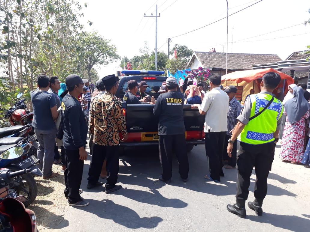 Petugas dan warga mengevakuasi korban.