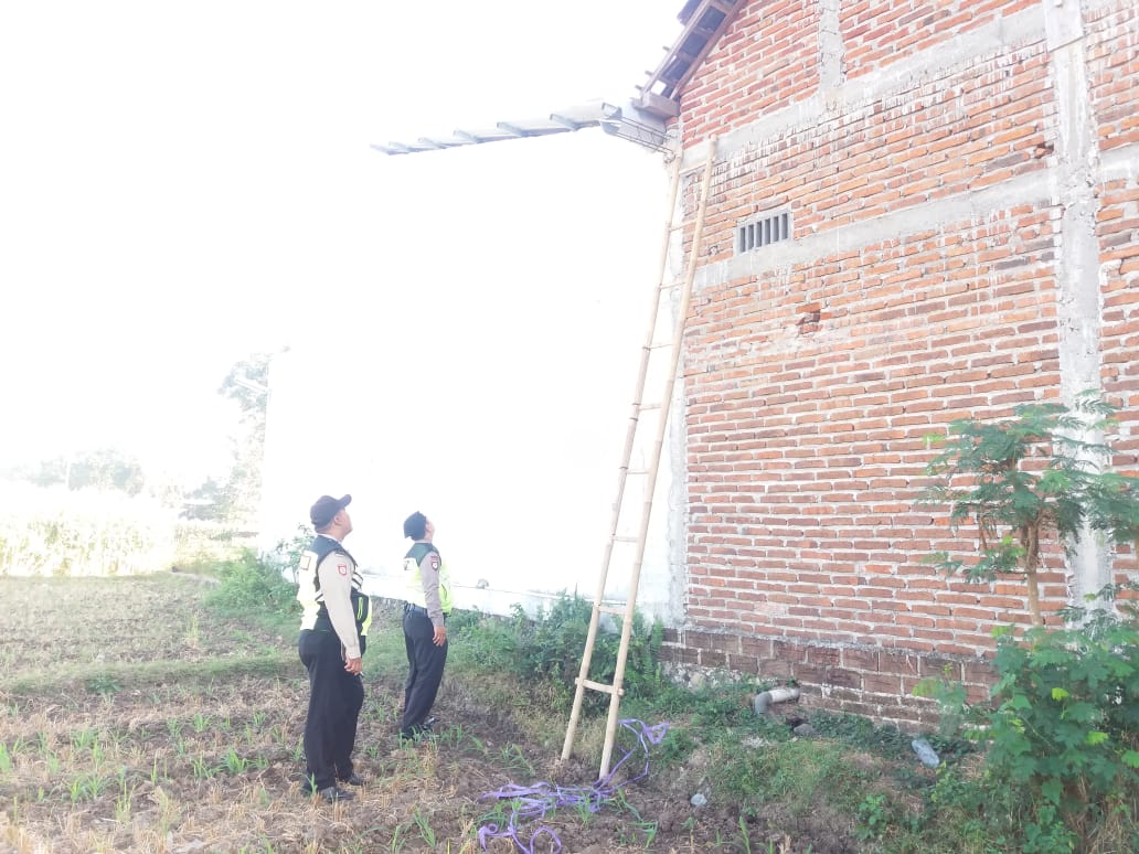 Petugas mengamankan tangga yang ditinggal pencuri