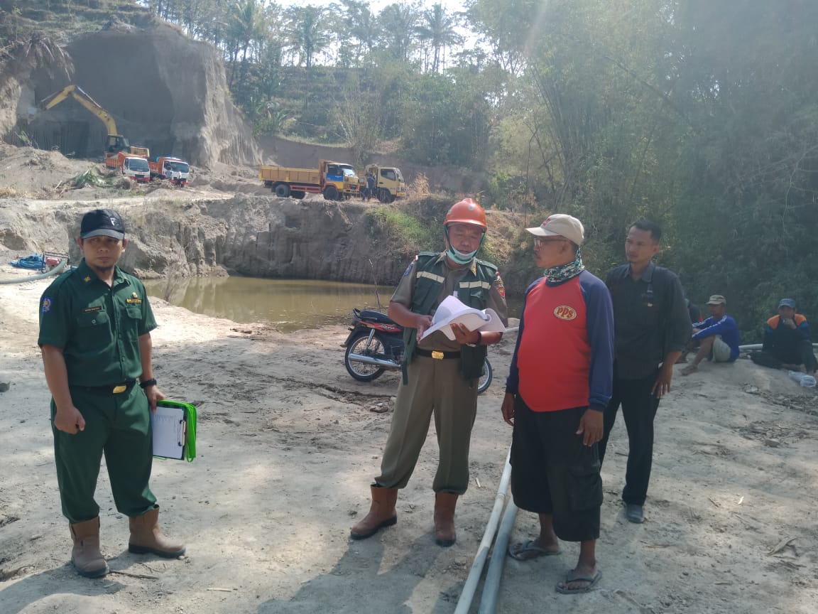 Petugas saat melakukan upaya penutupan tambang