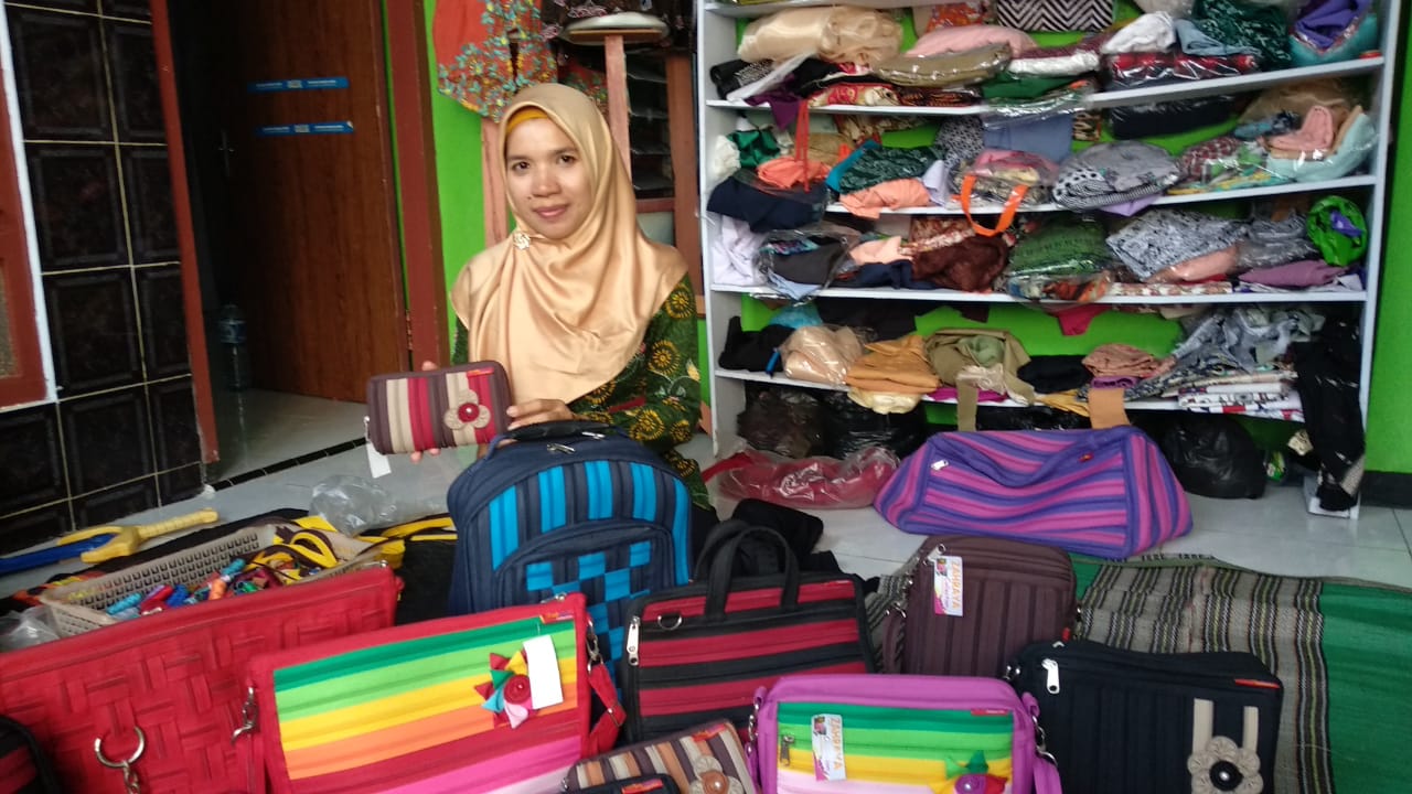 Baiq Yeni pamerkan tas relseting hasil produknya di rumahnya Jalan Kumbokarno, Kelurahan Surodikraman, Ponorogo/Foto: Mita Kusuma

