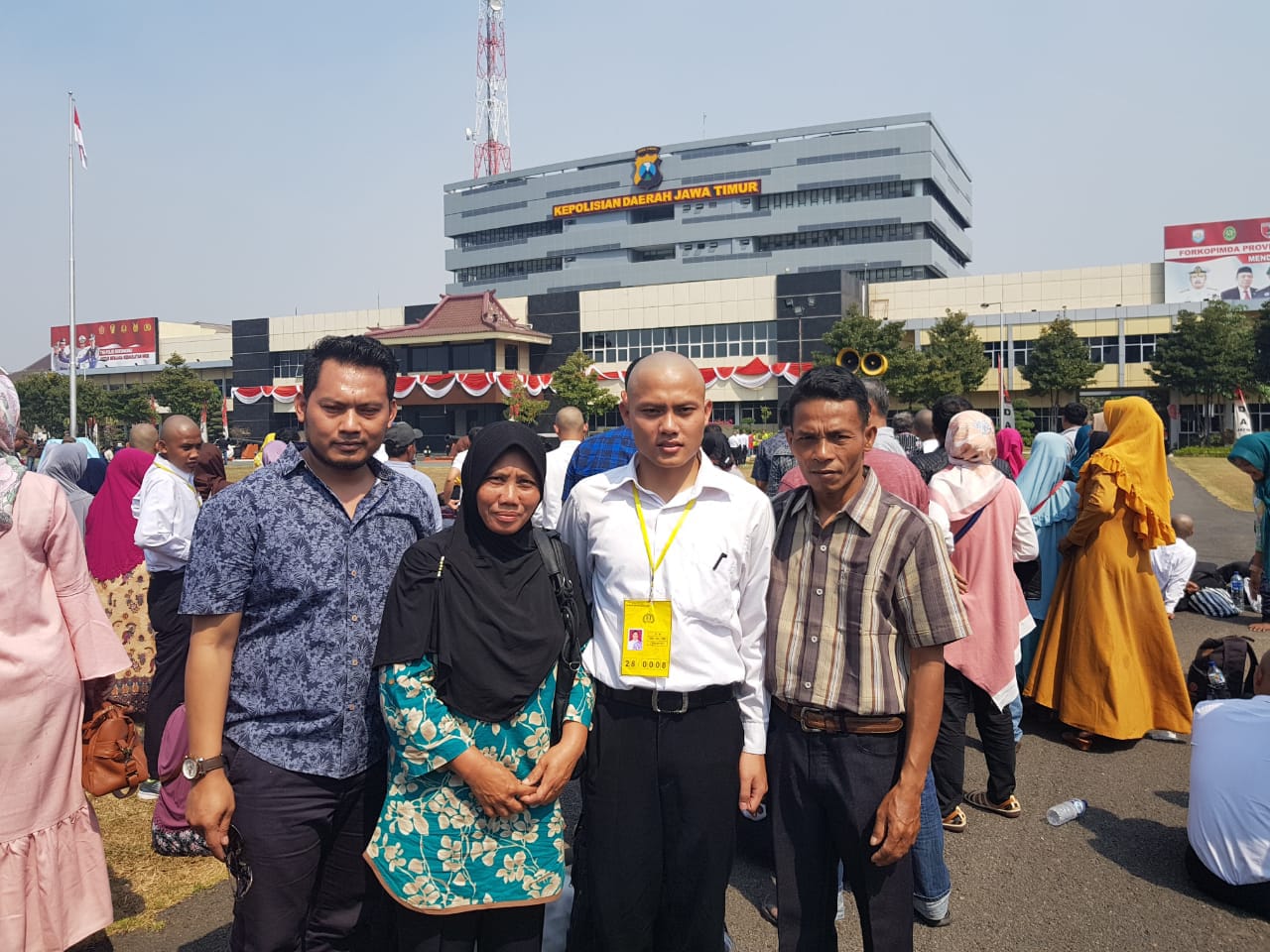 Zacky Nurbahuddin bersama orang tuanya.