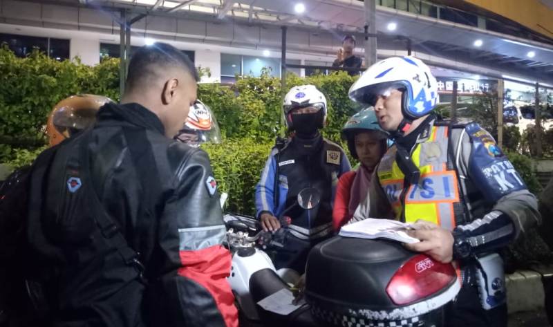 Petugas Dishub saat menindak pengendara motor yang melanggar/Foto: Arry Saputra 

