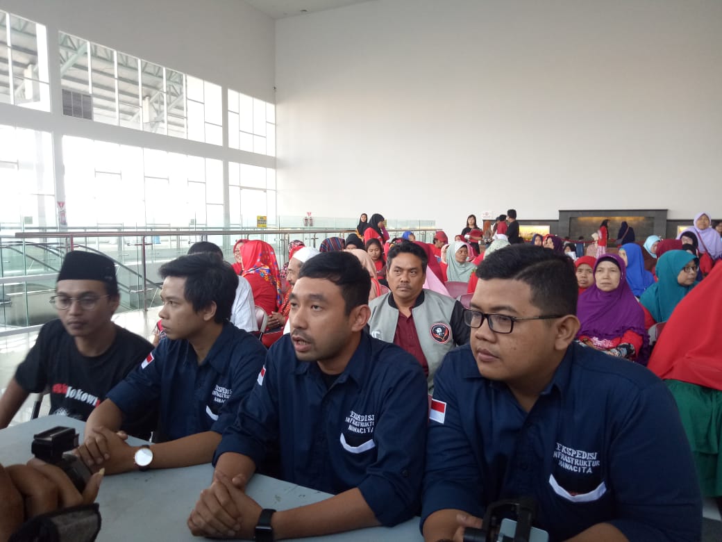 Para Relawan saat peresmian Jokowi Centre di Mal BG Junction

