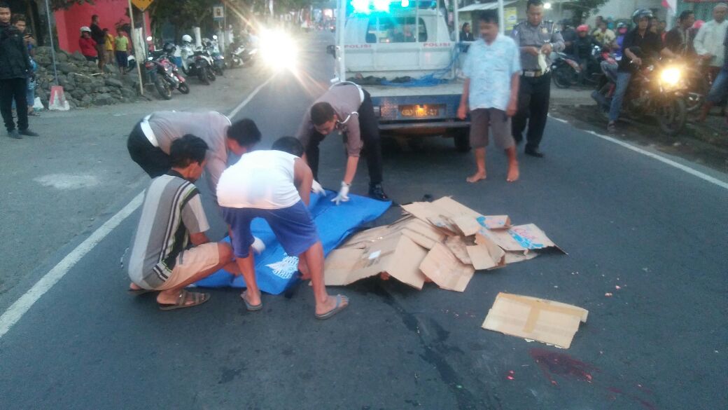 Warga berupaya mengevakuasi korban