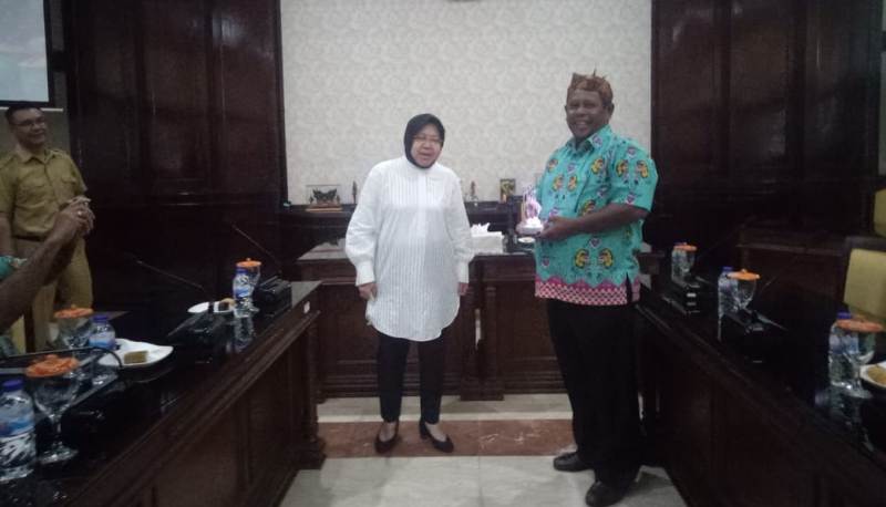 Risma Bocorkan Rahasia Penataan Permukiman Surabaya ke Pemprov Papua