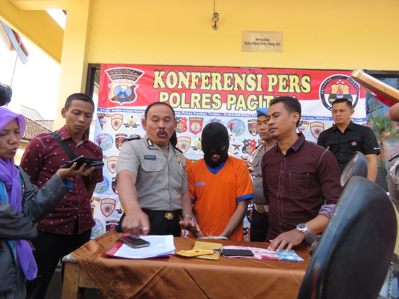 Petugas menunjukkan tersangka dan barang bukti