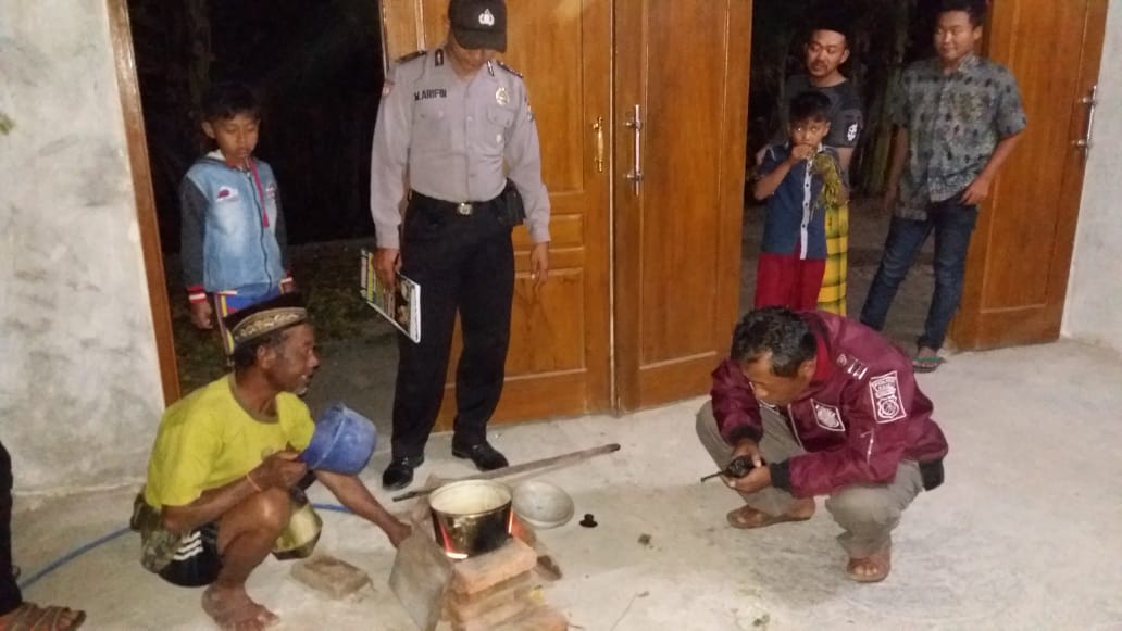 Warga menunjukkan gas yang keluar dari sumur.