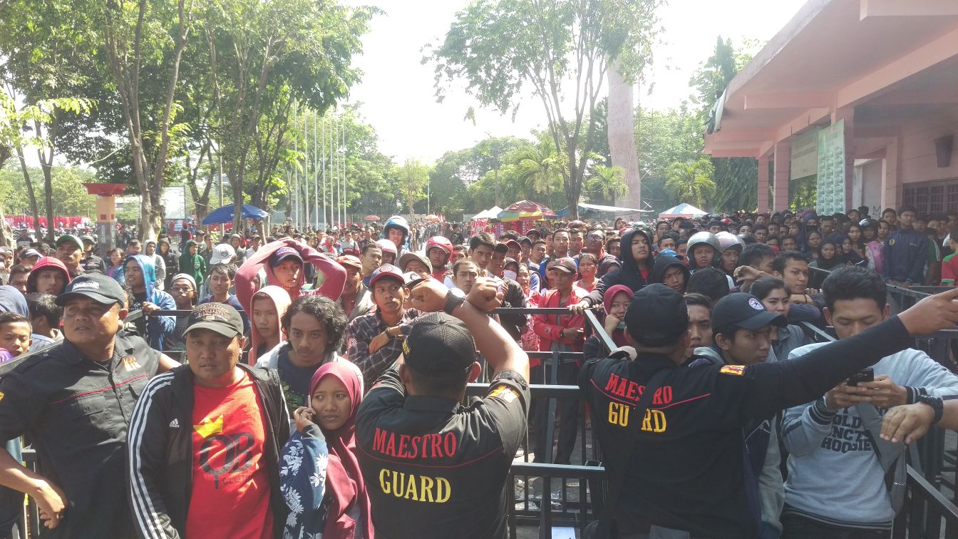 Ribuan suporter saat mengantre tiket pertandingan semifinal Piala AFF U-16 Indonesia vs Malaysia di Gelora Delta Sidoarjo