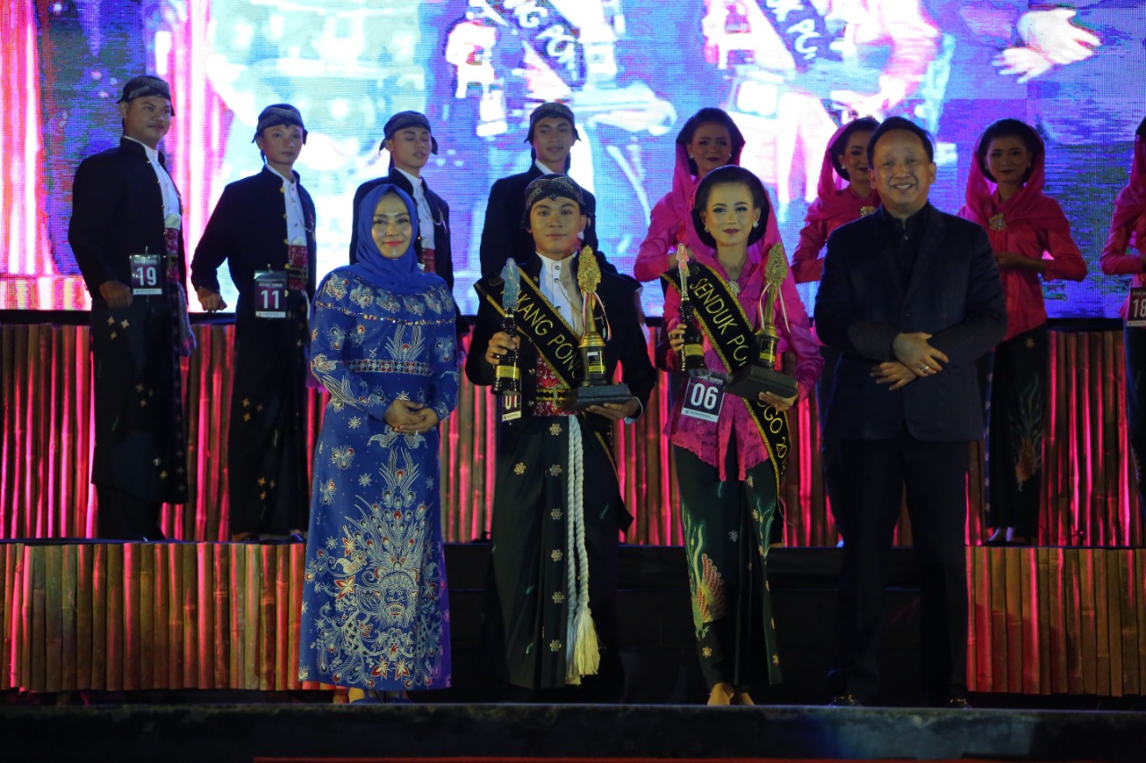 Bupati Ponorogo, Ipong Muchlissoni dan Ibu Penggerak PKK, Sri Wahyuni Ipong menyerahkan hadiah.

