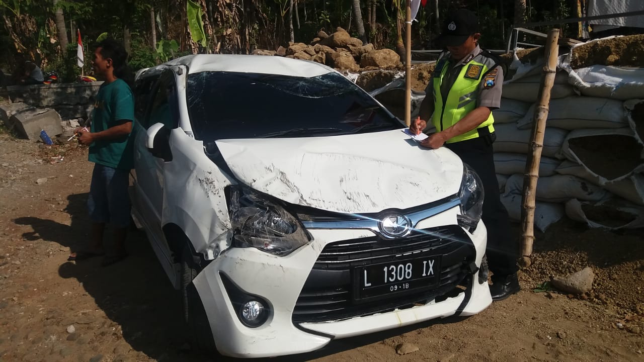 Mobil yang menabrak pembatas jalan