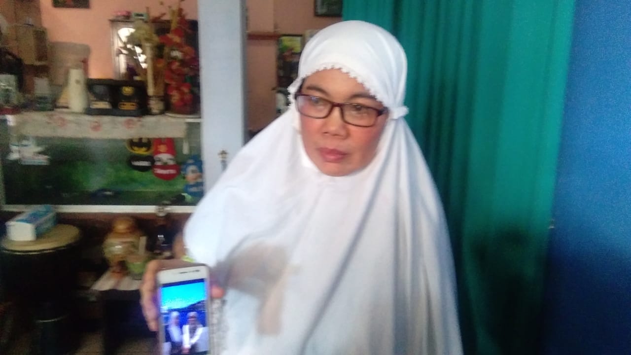 Ibu korban menunjukkan foto Shinta semasa hidup