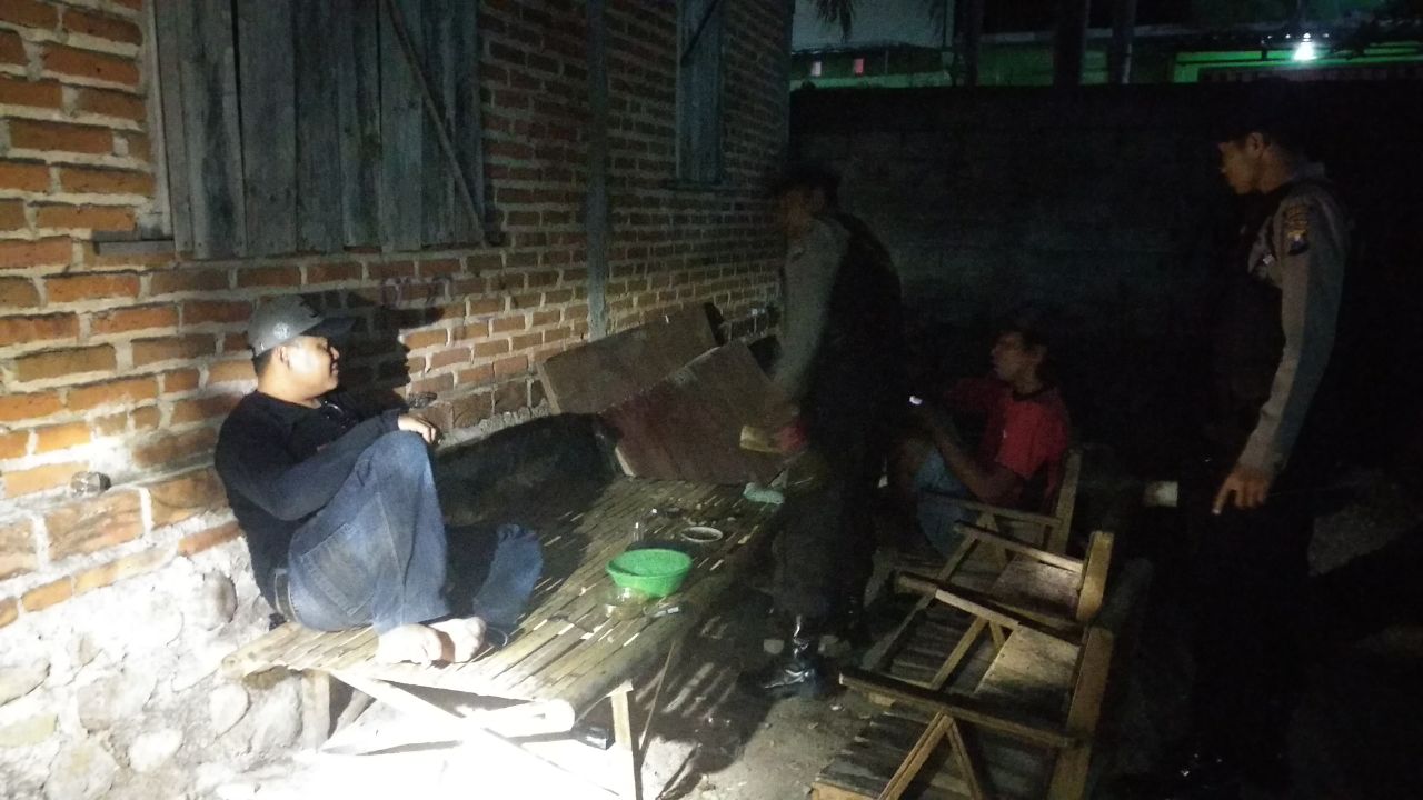 Polisi mengamankan empat pemuda yang menggelar pesta miras