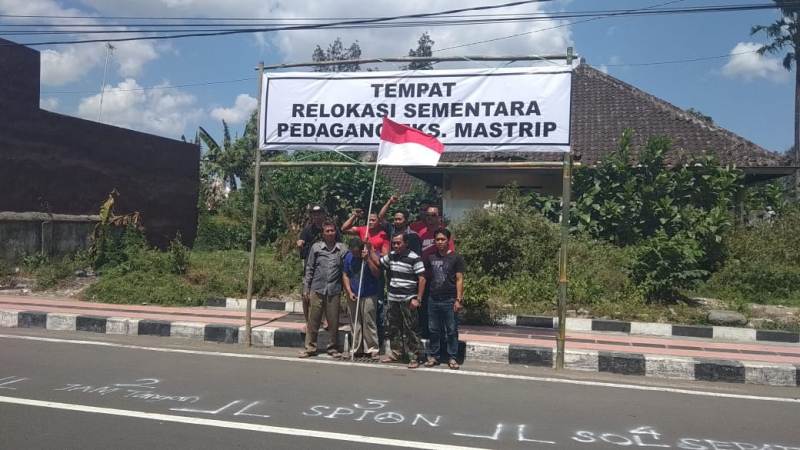 Para pedagang Jalan Mastrip saat memasang spanduk di tempat eks kios mereka/Foto: Cf Glorian
