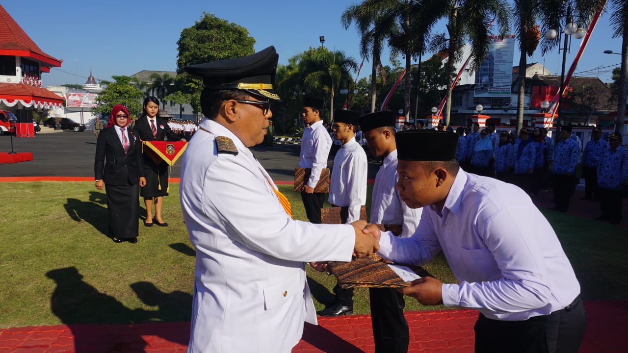 Salah seorang napi saat diberikan remisi