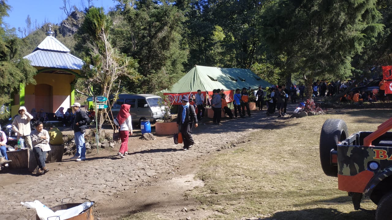 Para pendaki yang turun dari Gunung Lawu