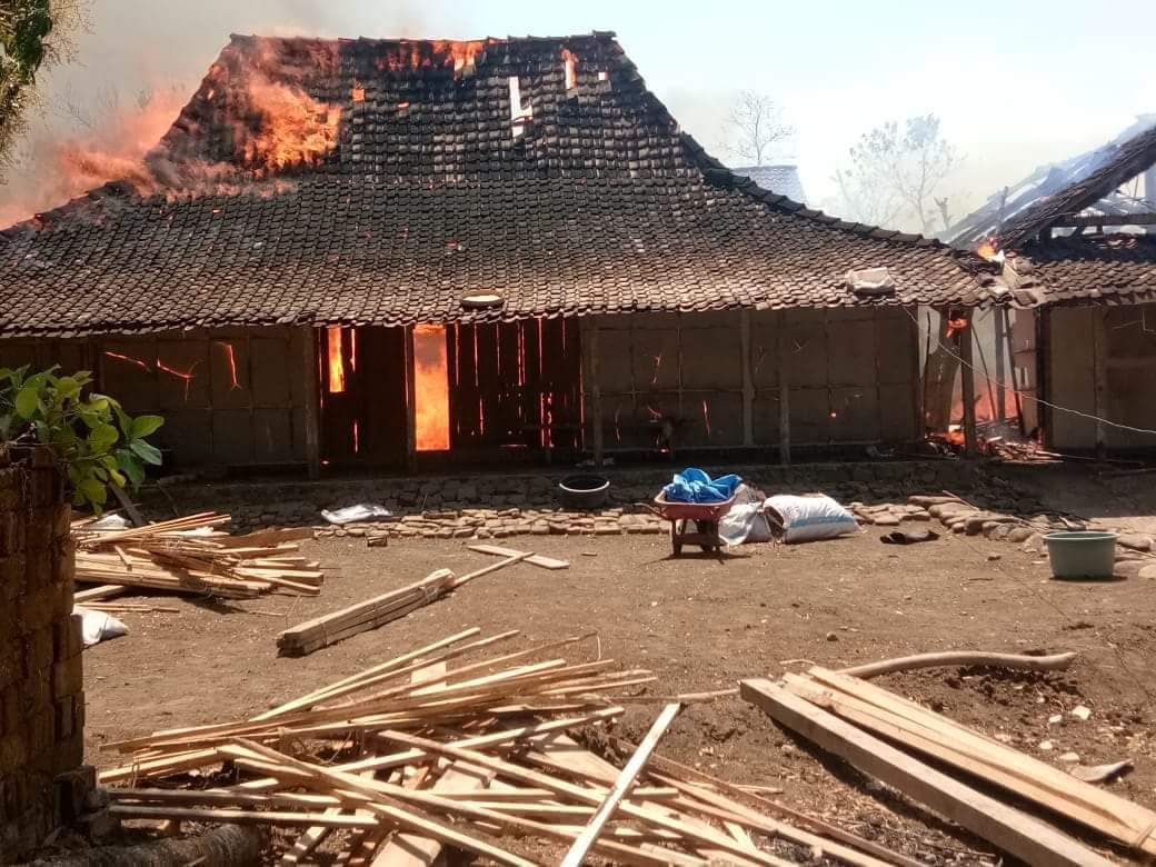 Rumah yang terbakar