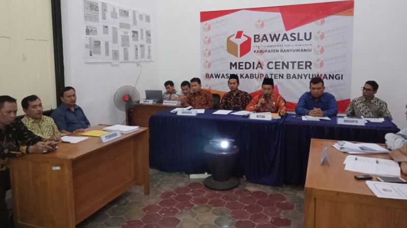 Mediasi sengketa pemilu antara PPP dan KPU di Bawaslu Banyuwangi/Foto: Hafiluddin Ahmad