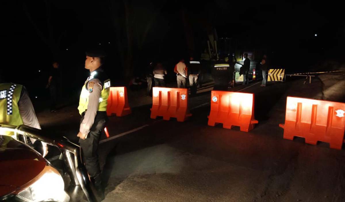 Polisi mengatur arus lalu lintas

