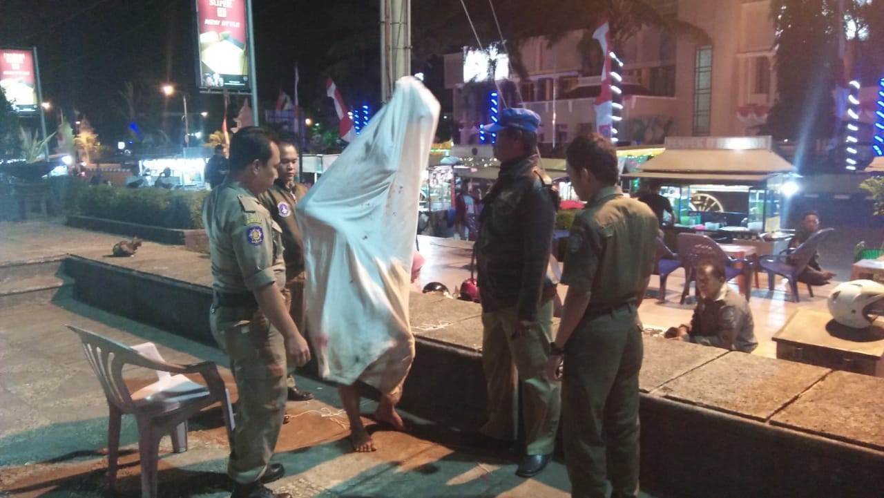 Petugas meminta sang pocong melepas kostumnya