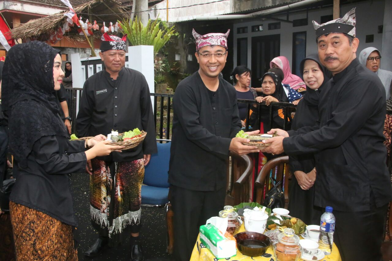 Wakil Bupati Banyuwangi, Yusuf Widyatmoko memberikan sego lemeng