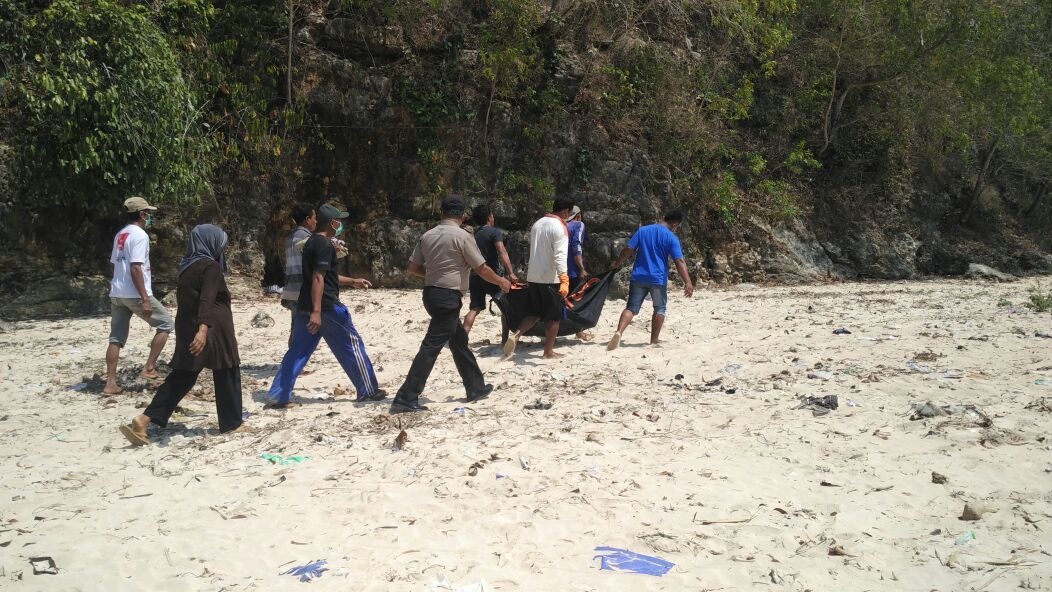 Petugas melakukan evakuasi jasad korban