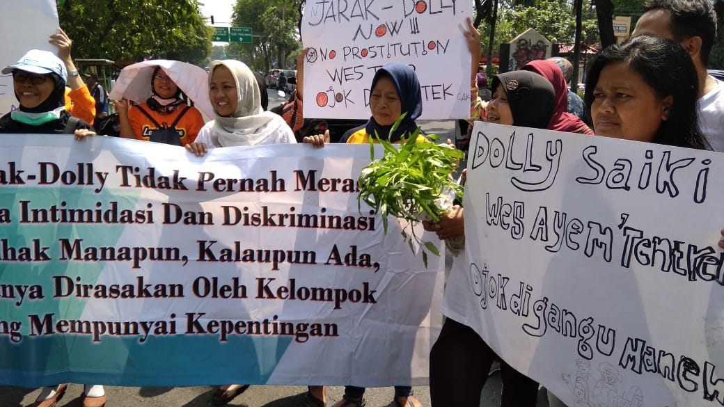 Emak-emak dengan sayurannya saat aksi tolak gugatan di depan PN
