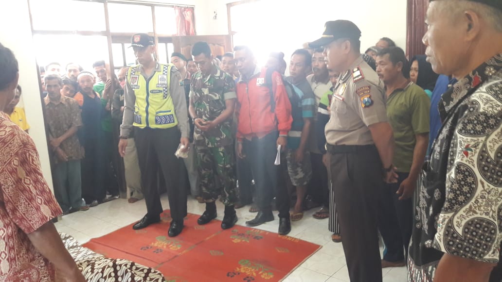 Petugas dan warga saat di tempat kejadian perkara