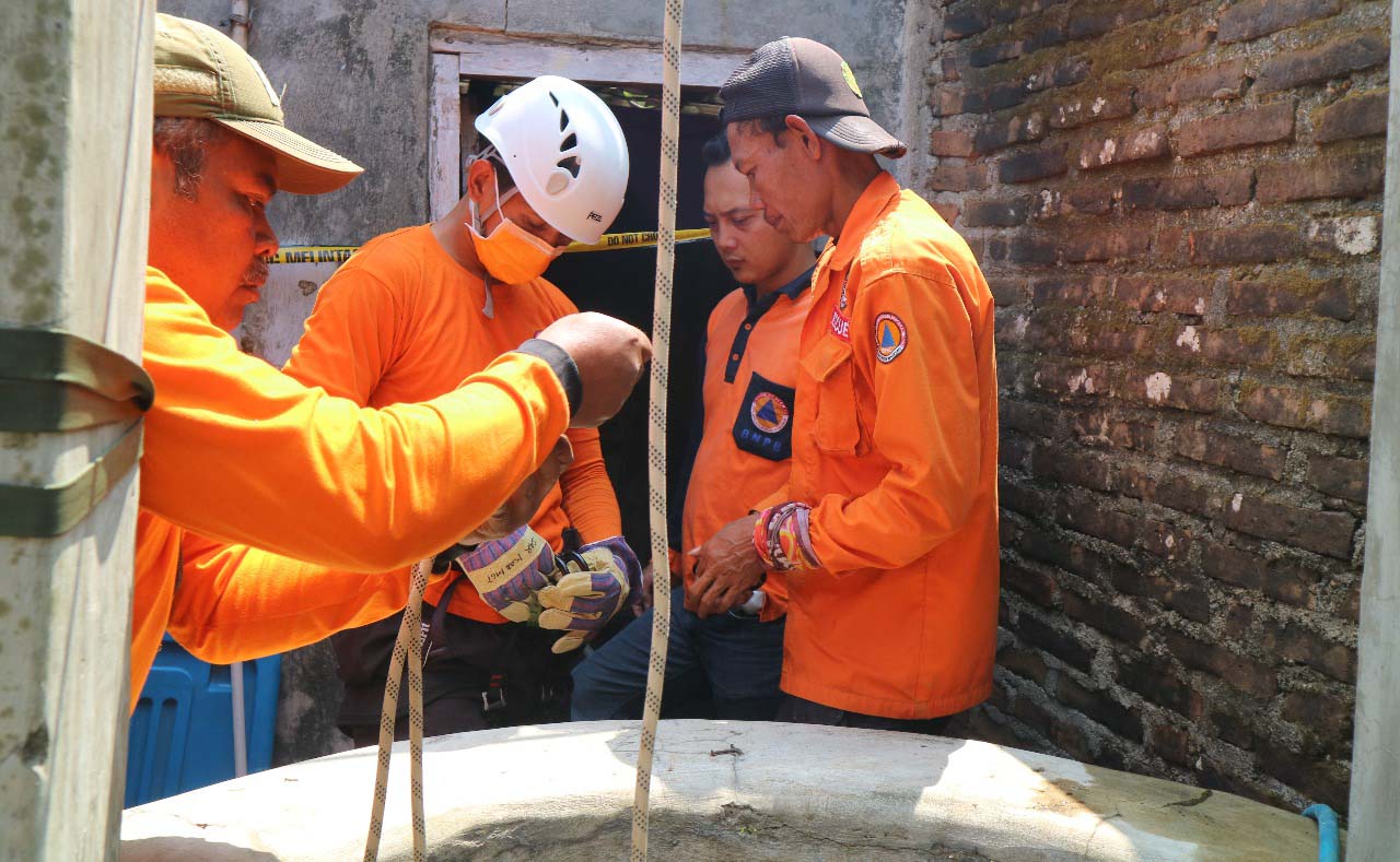 Petugas melakukan evakuasi