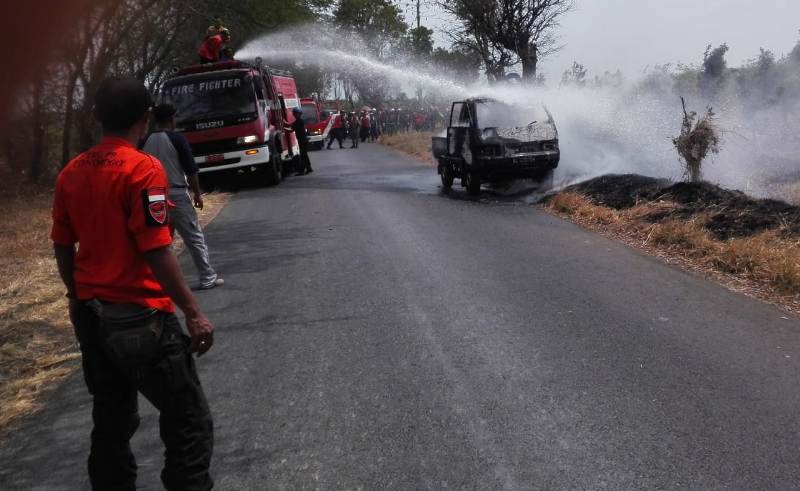 Proses pemadaman mobil pikap yang terbakar/Foto: Mita Kusuma