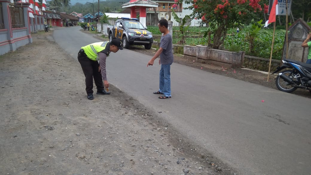 Petugas menunjukkan tempat kejadian perkara