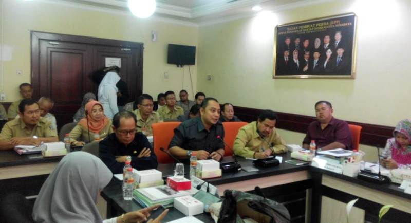 Kepala Bapekko Surabaya Eri Cahyadi saat rapat di kantor DPRD Surabaya.