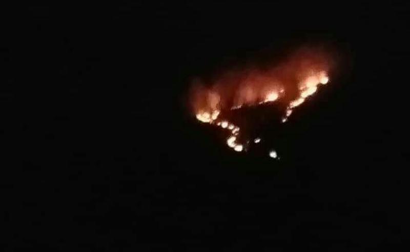 Api membakar wisata Paralayang di Blitar.